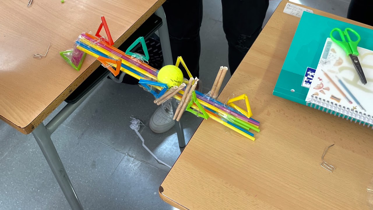 Golf Ball Bridge. L'alumnat de 3r ESO experimenten en estructures en anglès