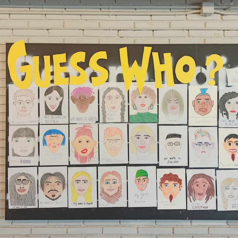 Guess who? L'alumnat de 2n d'ESO creen i descriuen personatges en anglès.