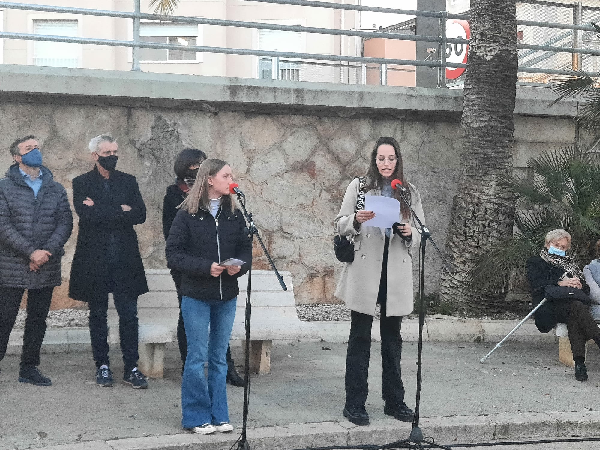 El projecte "Portes de la memòria" culmina amb la col·locació de les vuit últimes llambordes