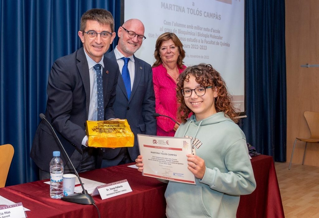 Martina Tolòs Campàs, estudiant de Bioquímica i Biologia Molecular i ex-alumna de l'Institut Ramon Berenguer IV, rep cinc guardons per la seva investigació sobre la tetrodotoxina en mostres de marisc del Delta de l'Ebre